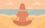 Persona che medita sulla spiaggia al tramonto per praticare mindfulness in vacanza